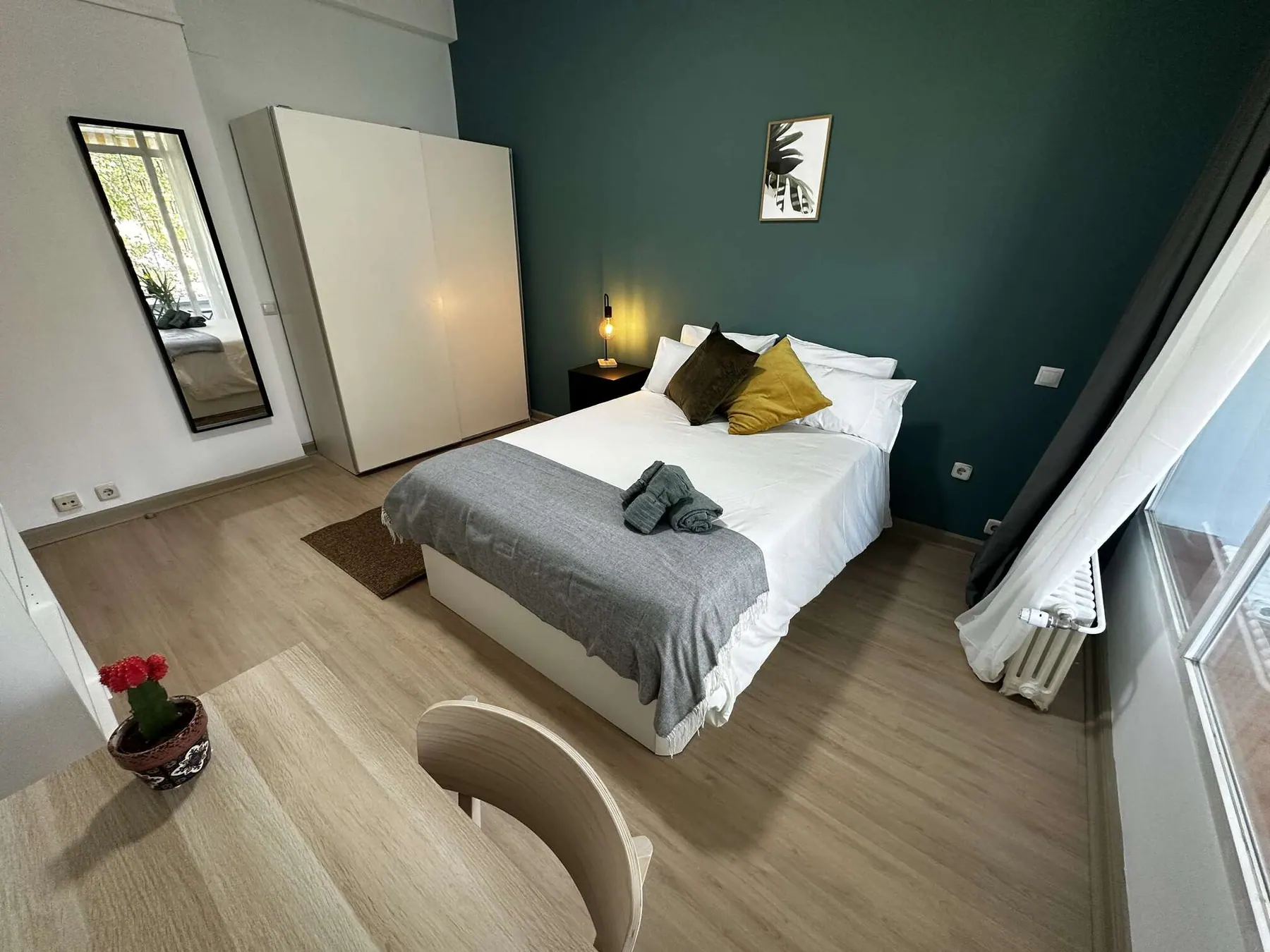 Room R1 in Plaza de España