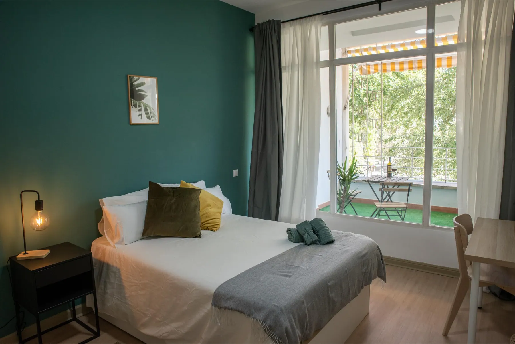 Room R1 in Plaza de España