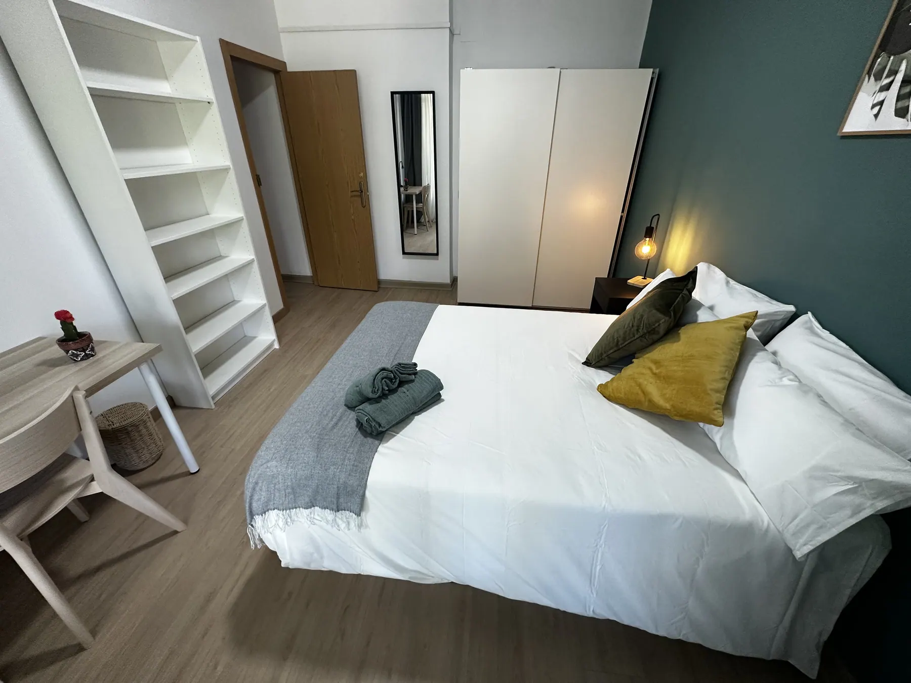 Room R1 in Plaza de España