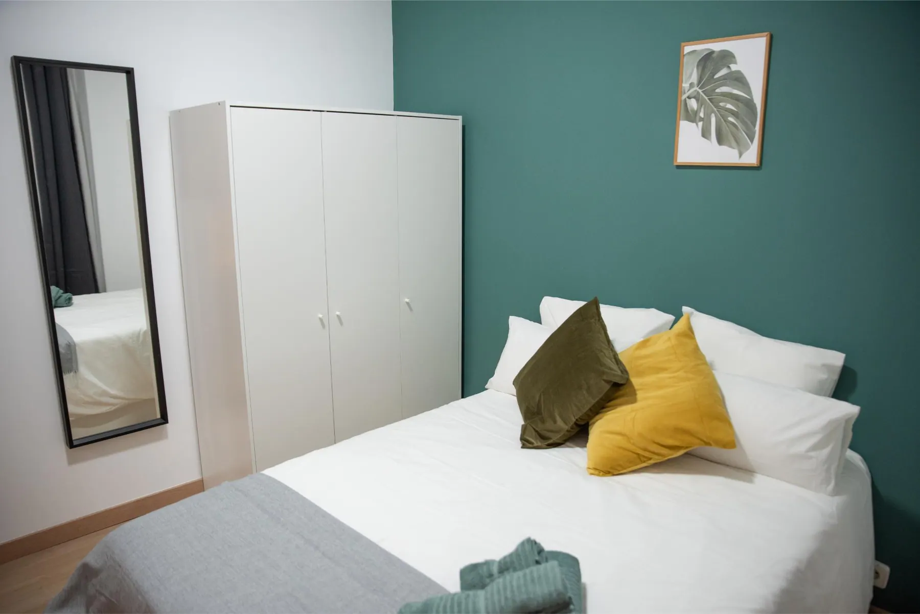 Room R11 in Plaza de España