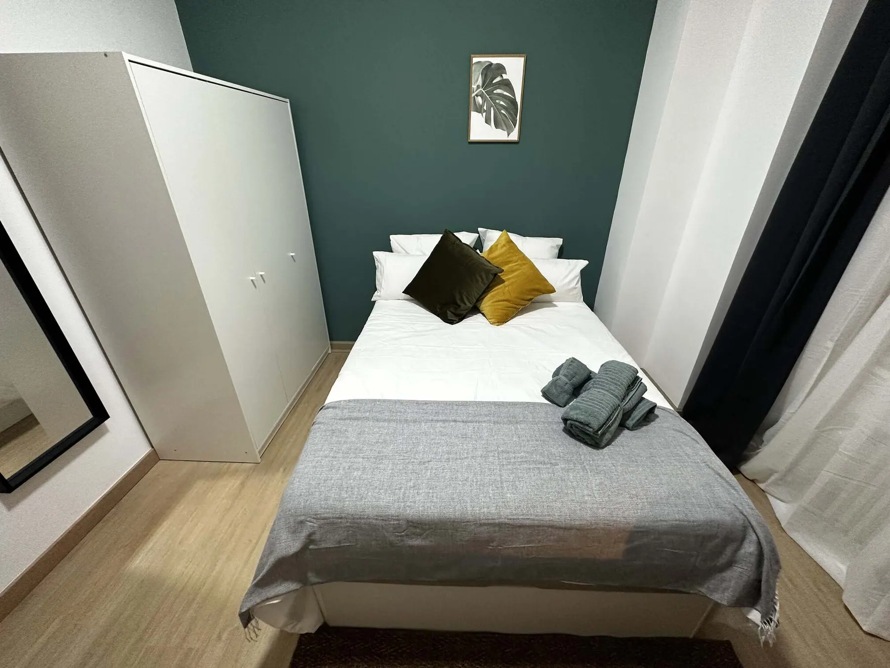 Room R11 in Plaza de España