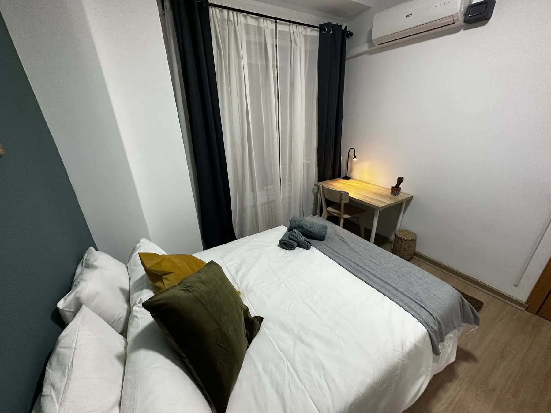Room R11 in Plaza de España