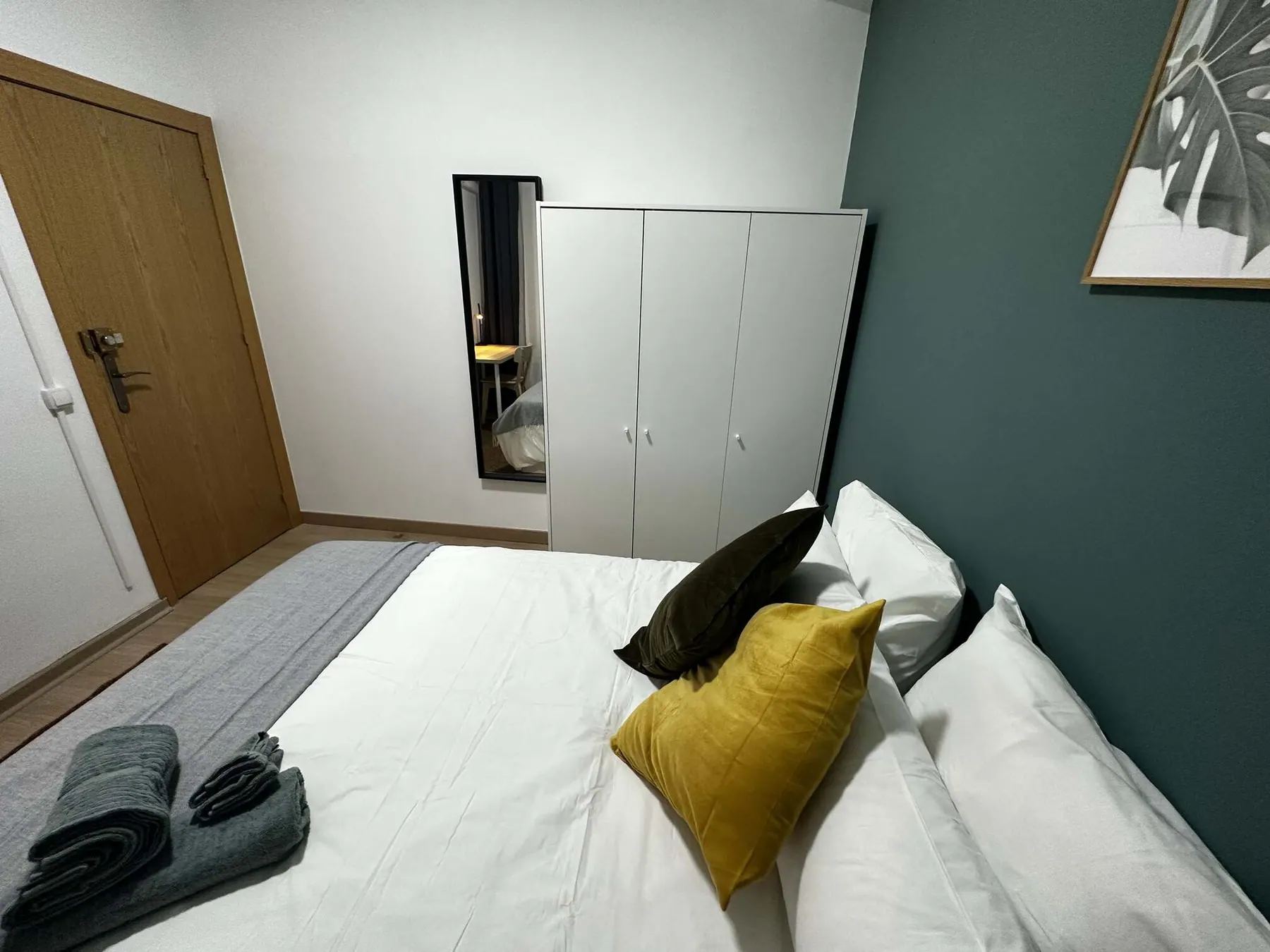 Room R11 in Plaza de España