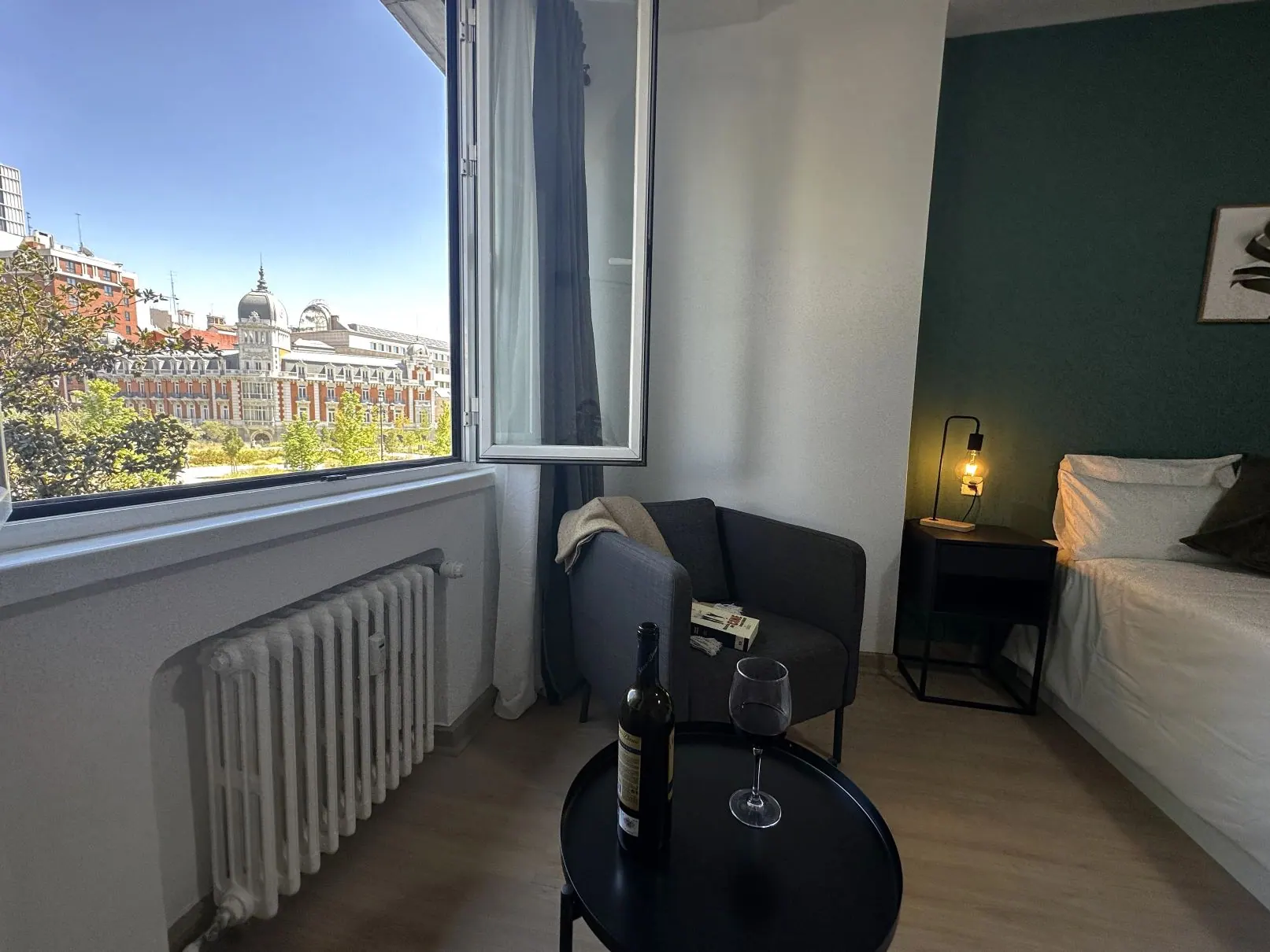 Room R3 in Plaza de España