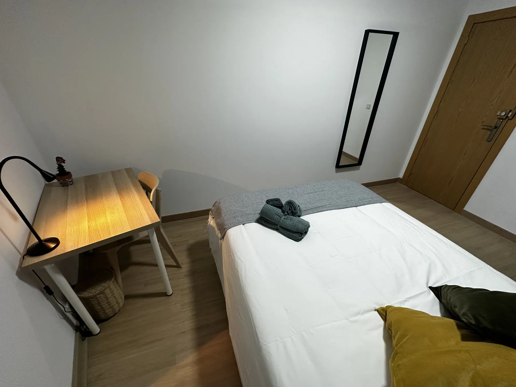 Room R4 in Plaza de España
