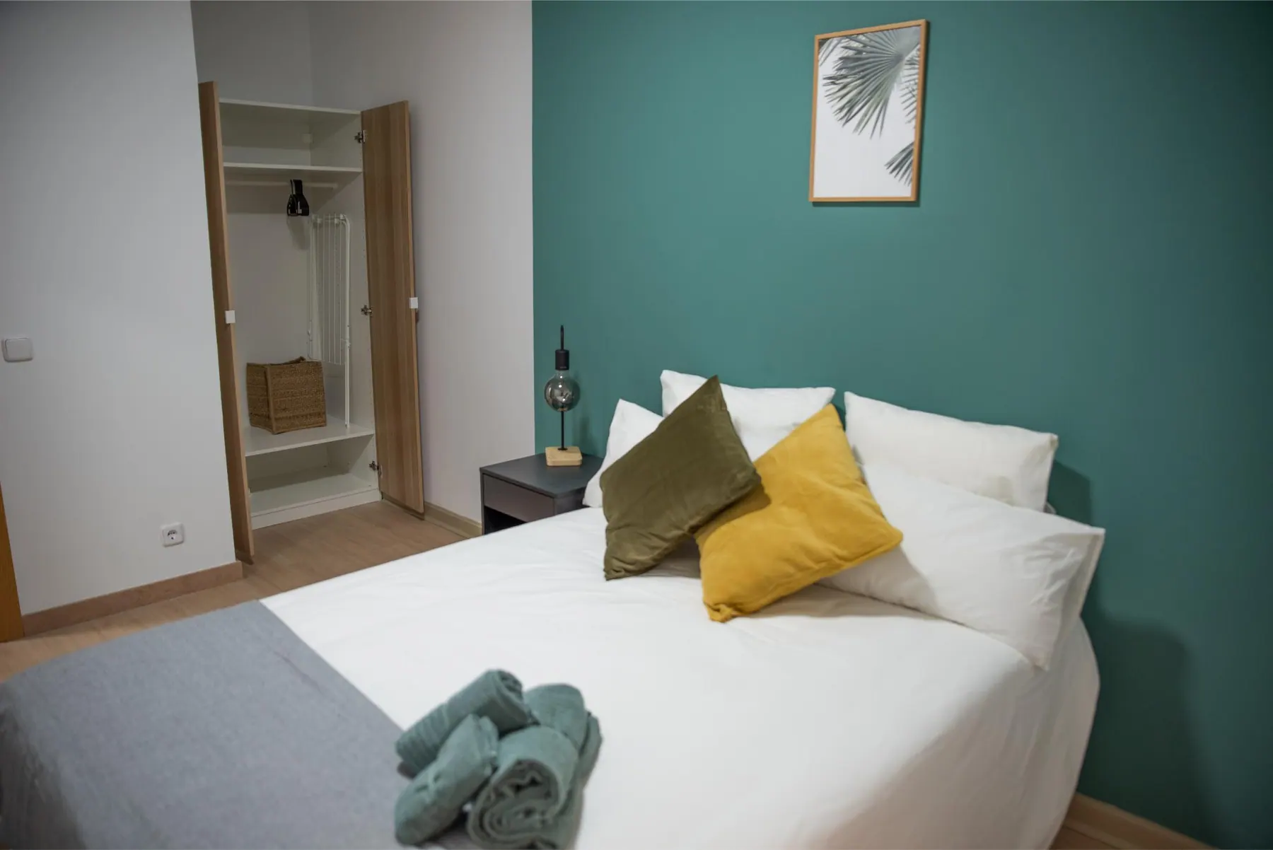 Room R4 in Plaza de España