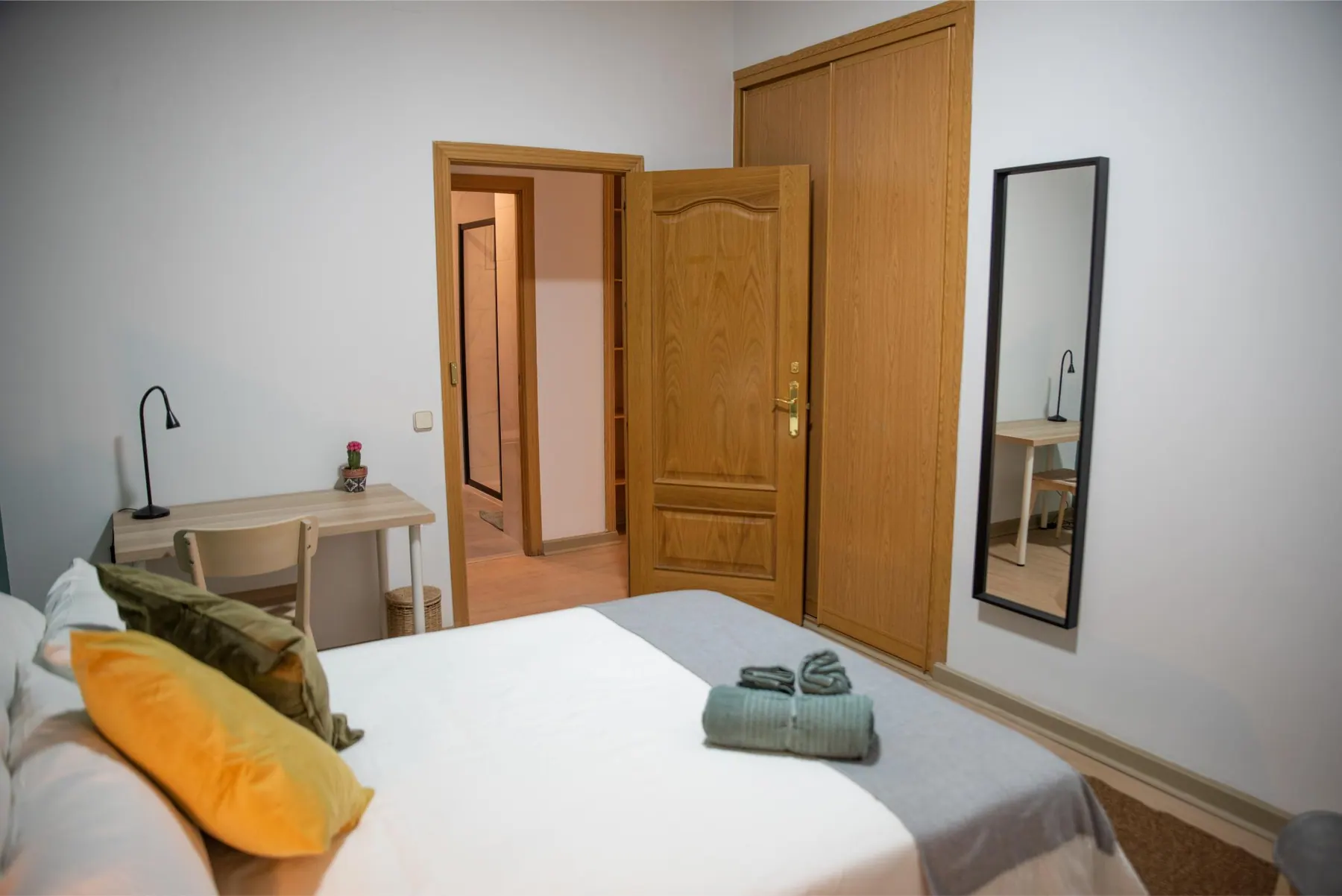 Room R6 in Plaza de España