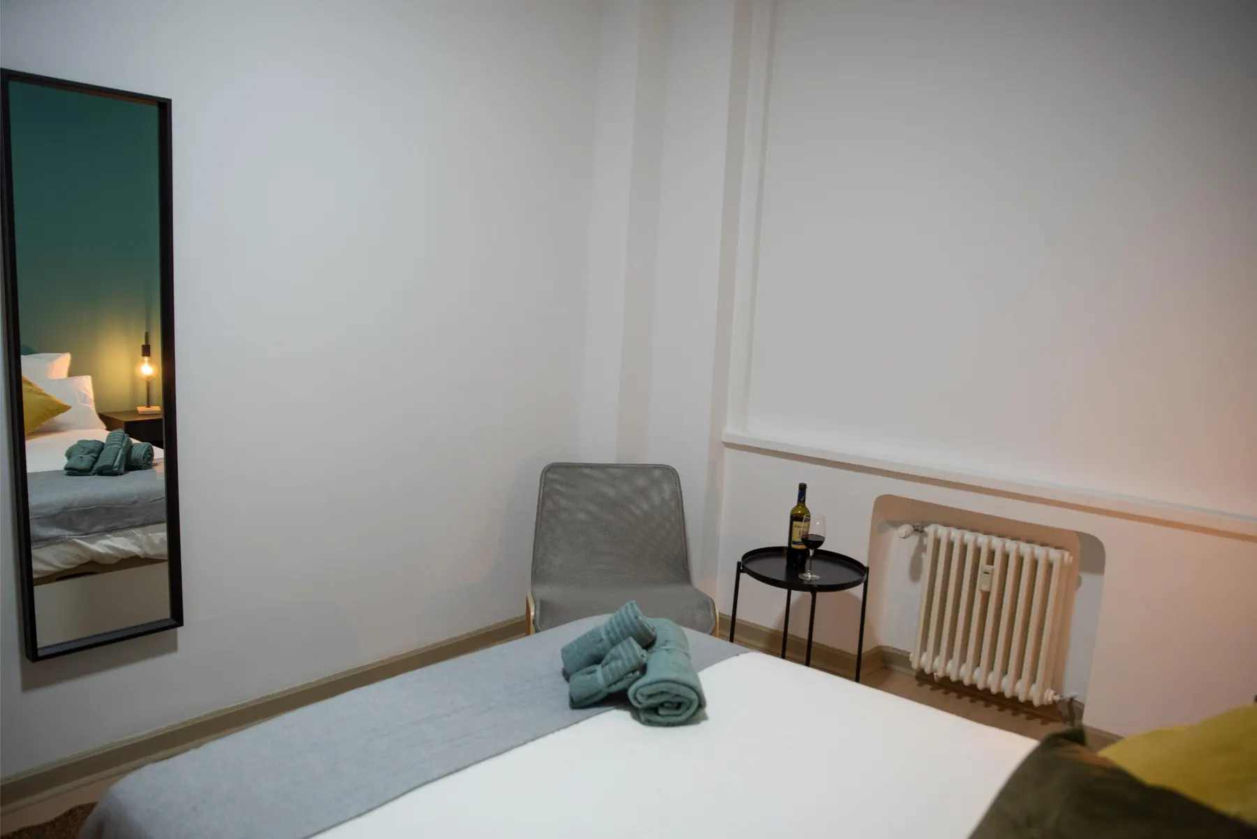 Room R6 in Plaza de España