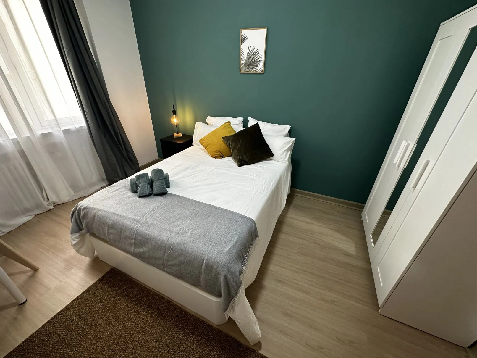 Room R7 in Plaza de España