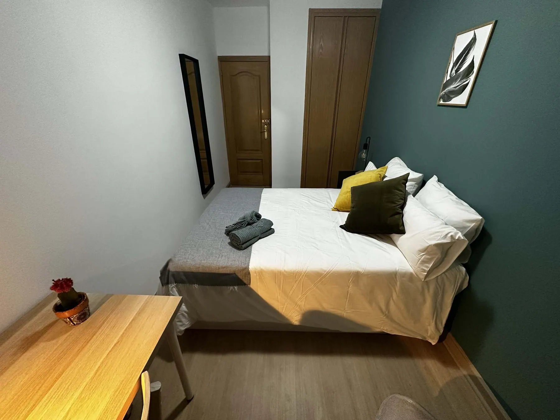 Room R8 in Plaza de España
