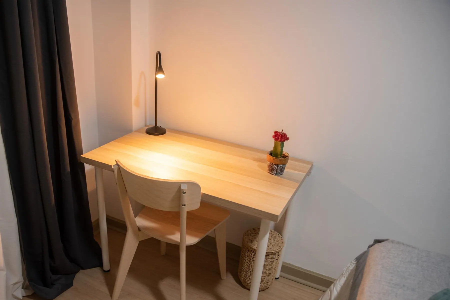 Room R8 in Plaza de España