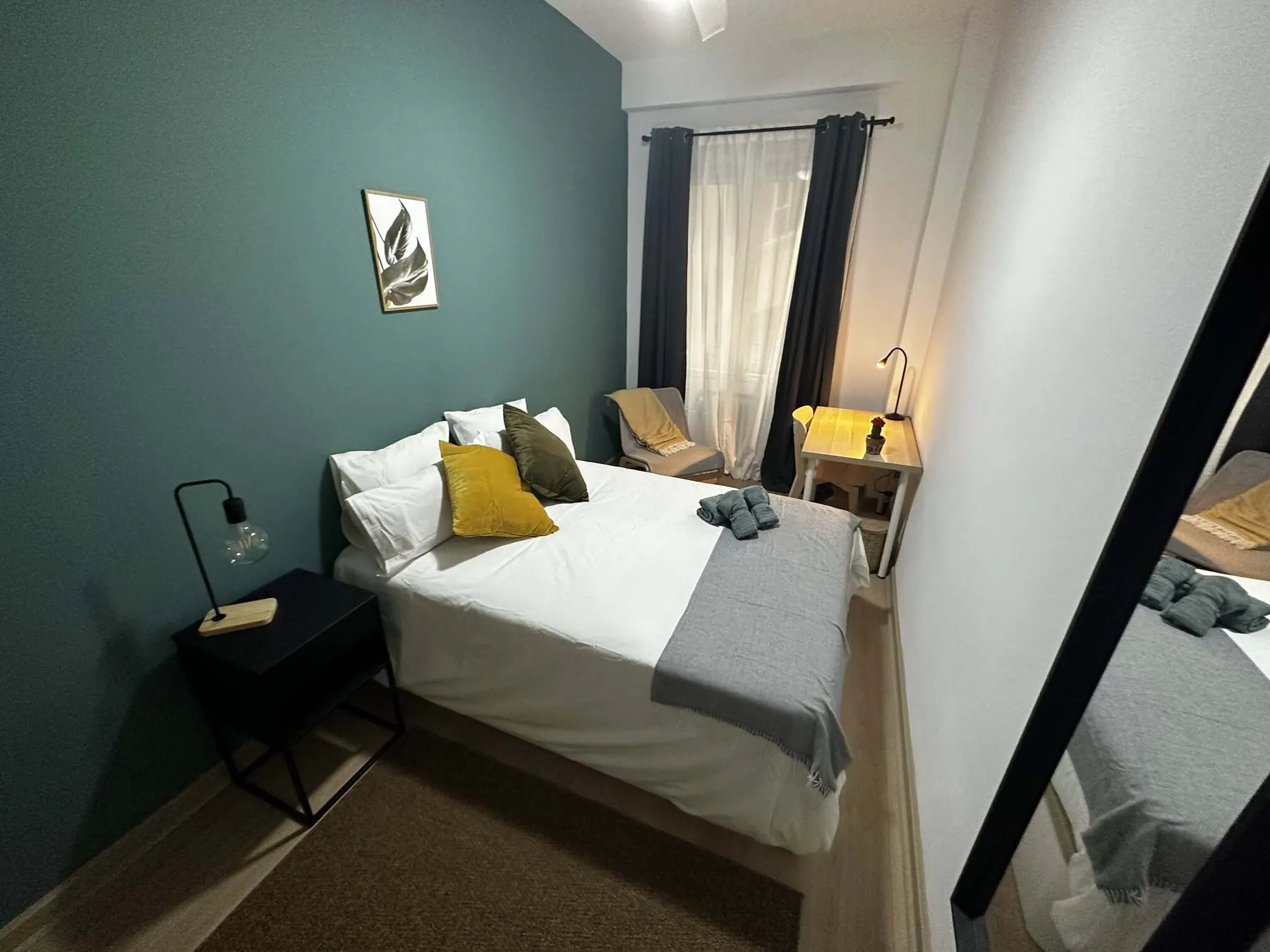 Room R8 in Plaza de España