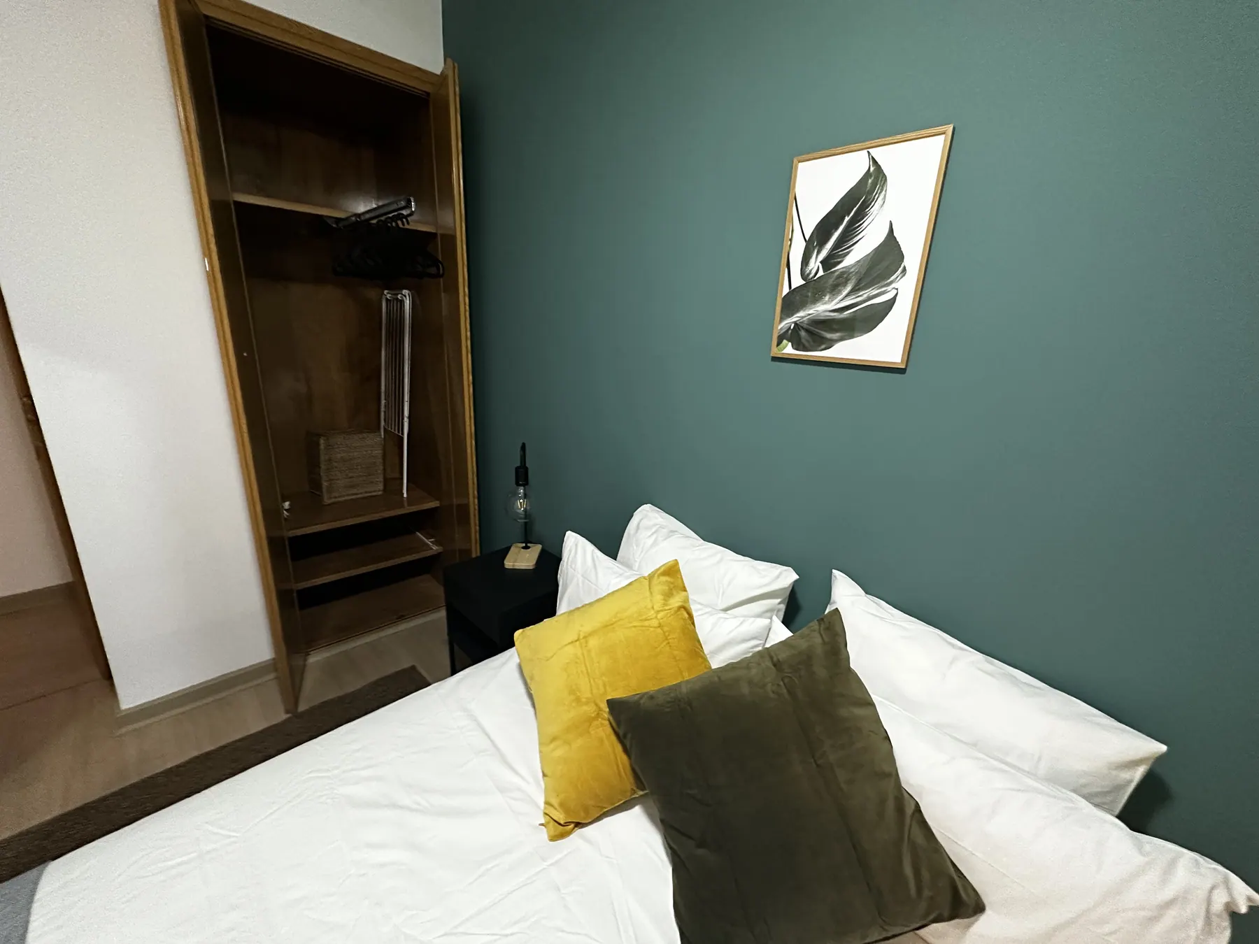 Room R8 in Plaza de España