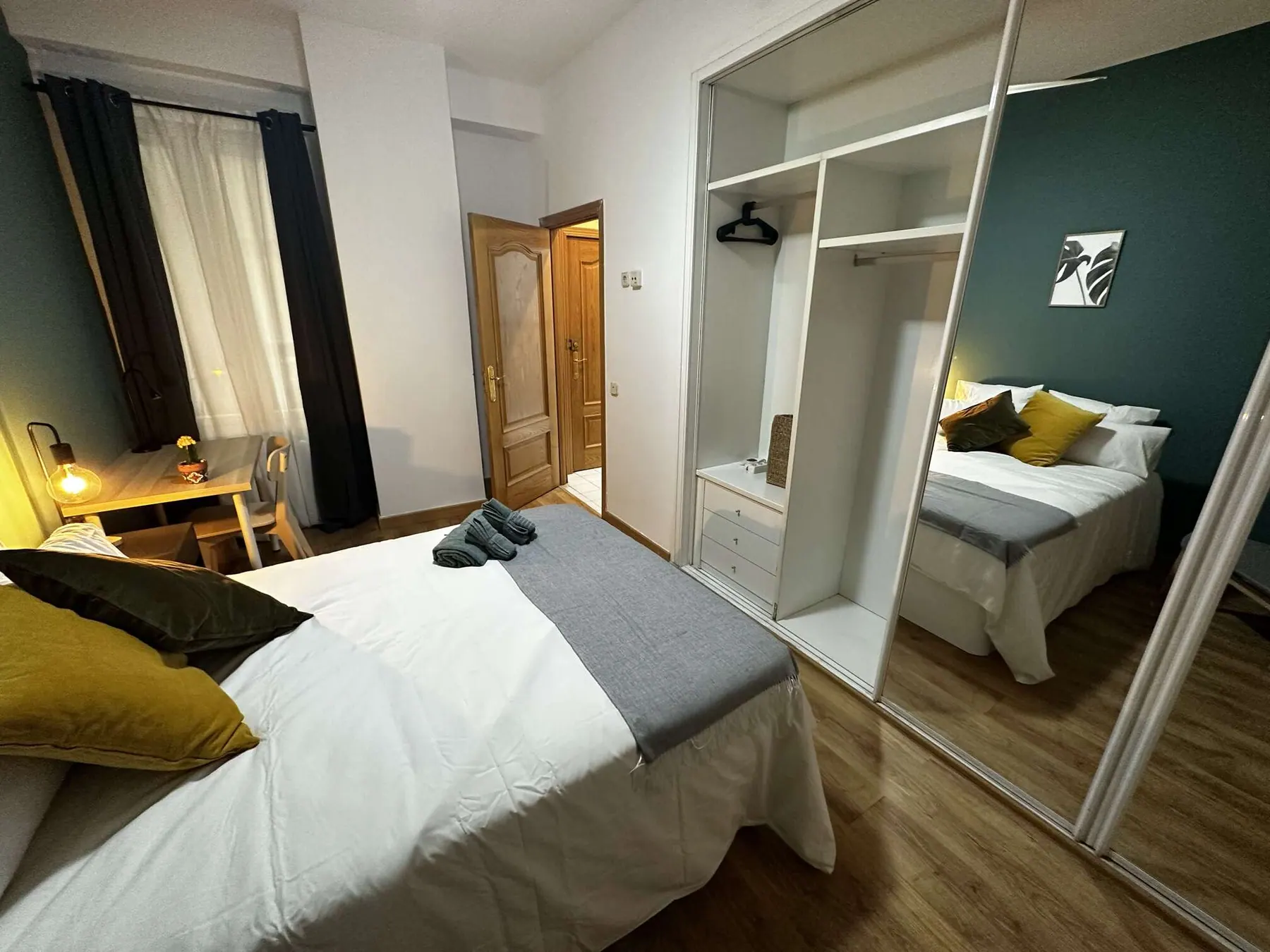 Room R9 in Plaza de España