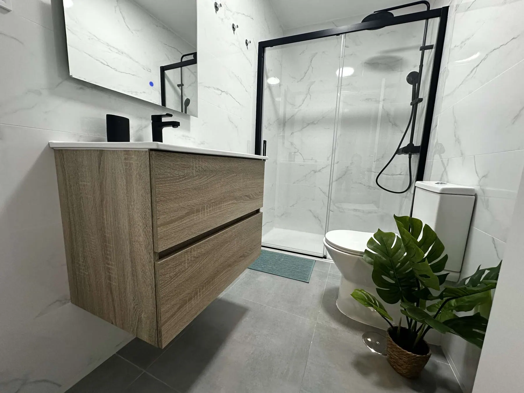 Bathroom in Tirso de Molina