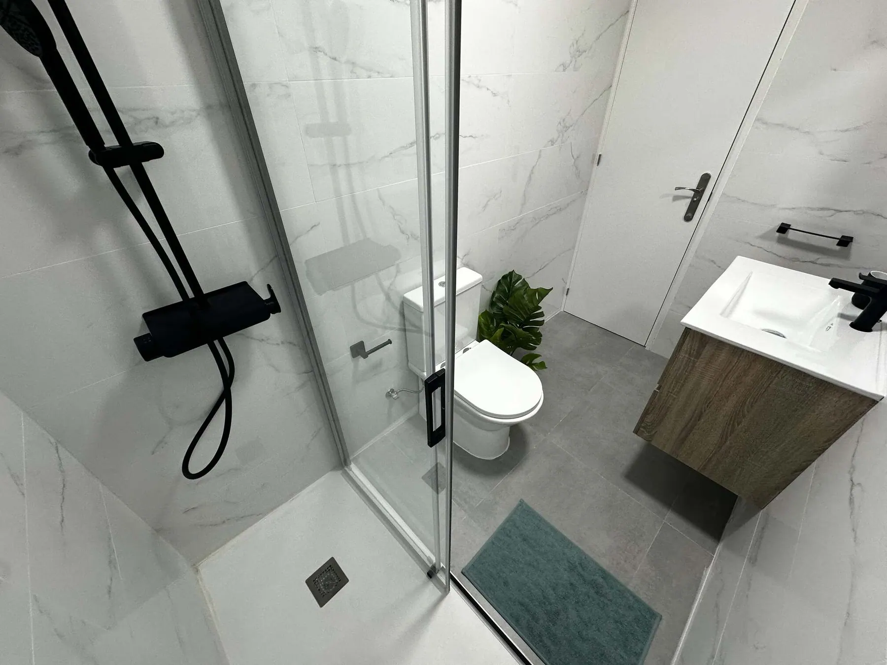 Bathroom in Tirso de Molina