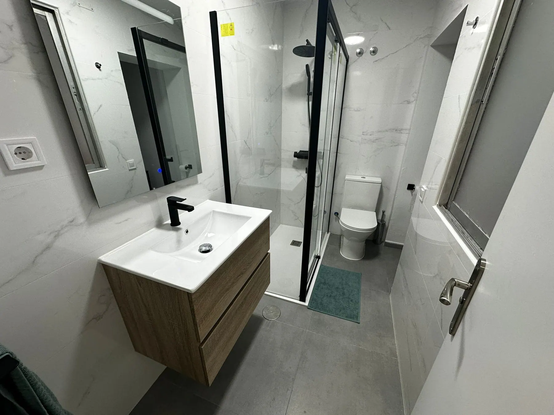 Bathroom in Tirso de Molina